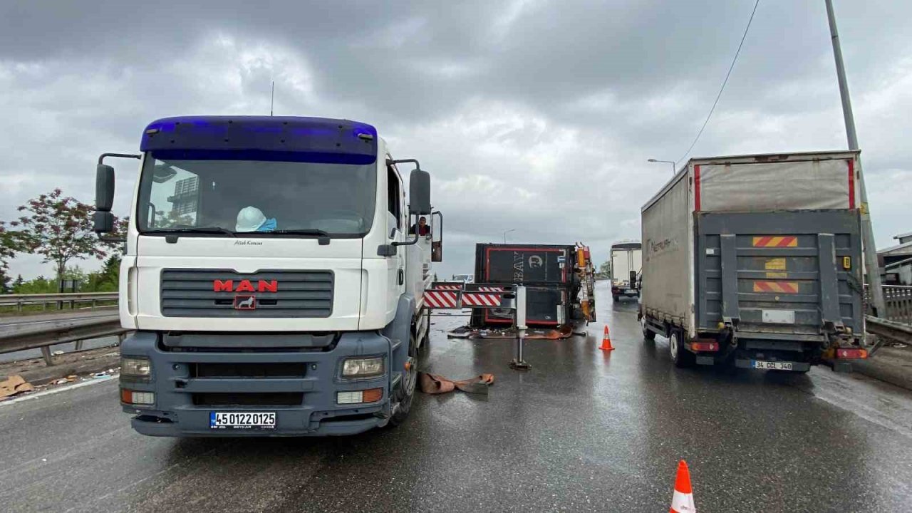 Virajda kontrolden çıkan tır devrildi, sürücü yaralandı