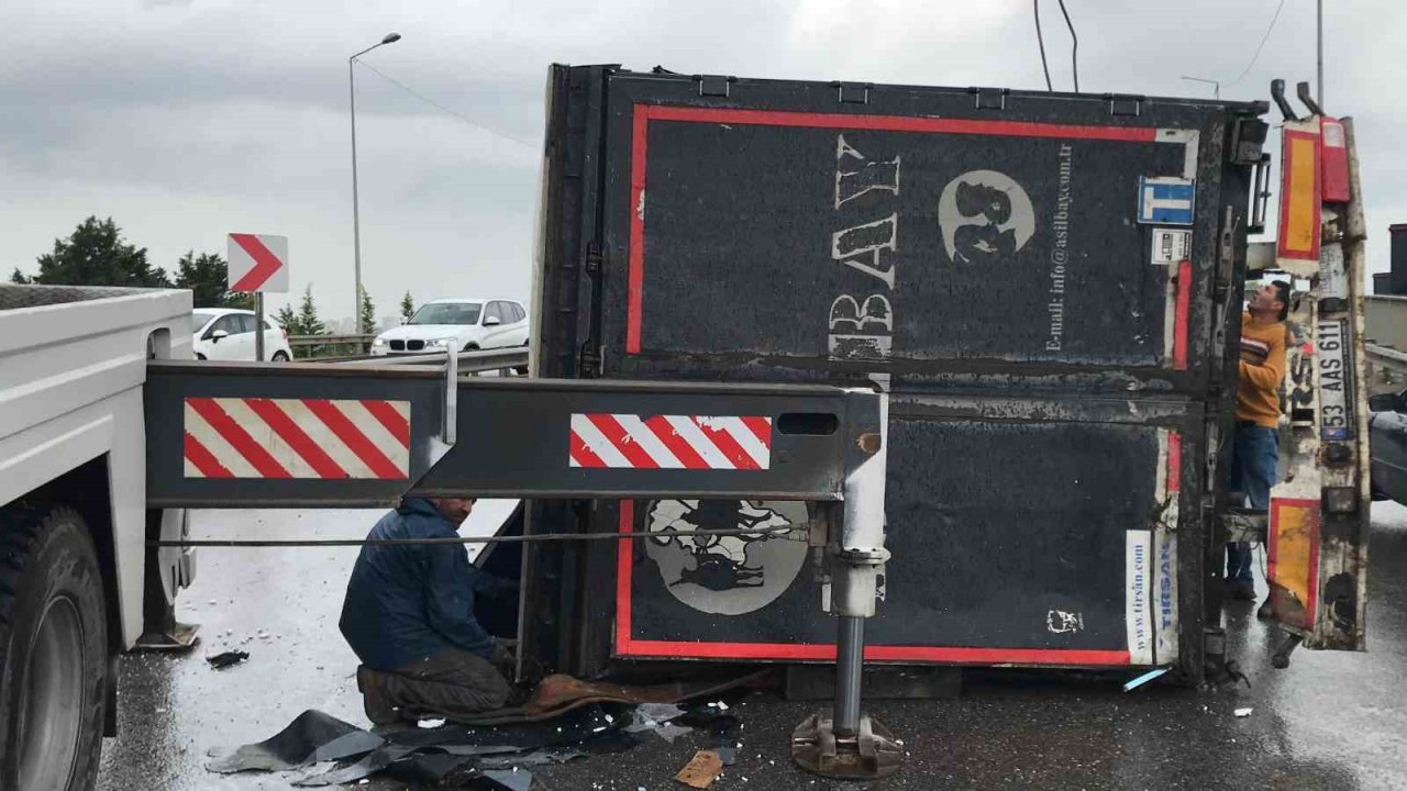 Virajda kontrolden çıkan tır devrildi, sürücü yaralandı