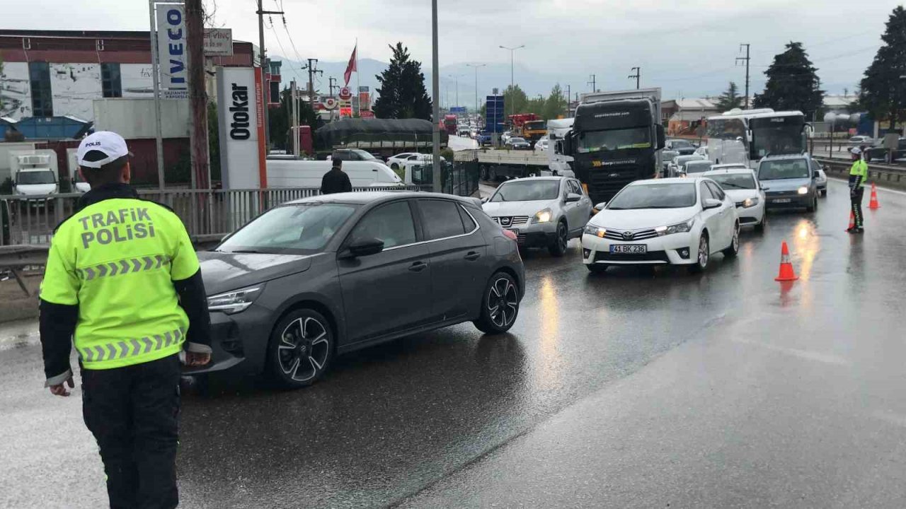 Virajda kontrolden çıkan tır devrildi, sürücü yaralandı