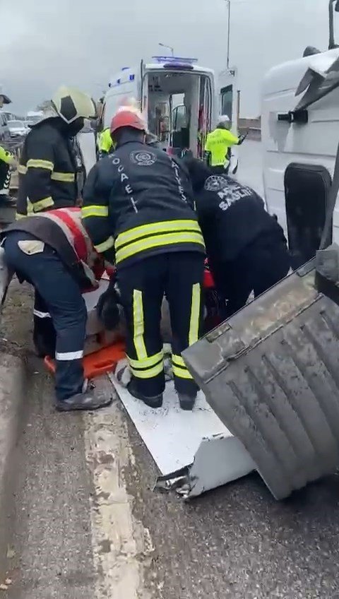 Virajda kontrolden çıkan tır devrildi, sürücü yaralandı