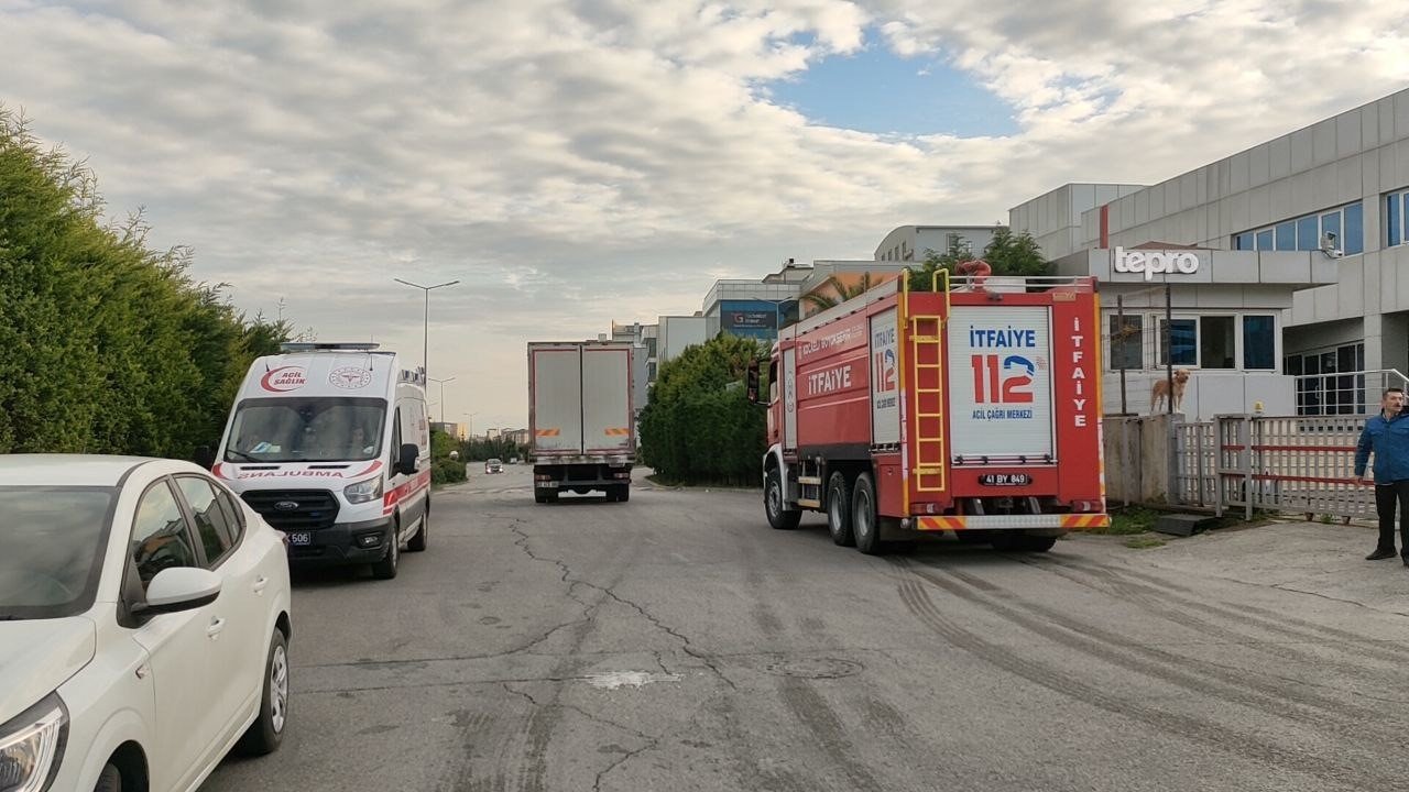 Ambalaj fabrikasının bacasından yükselen duman panik oluşturdu