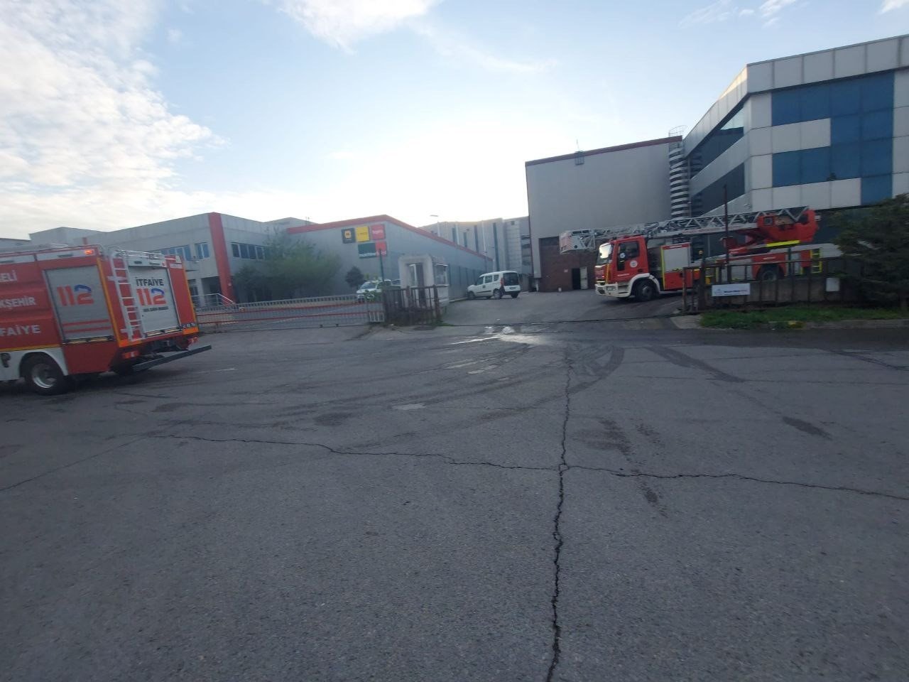 Ambalaj fabrikasının bacasından yükselen duman panik oluşturdu