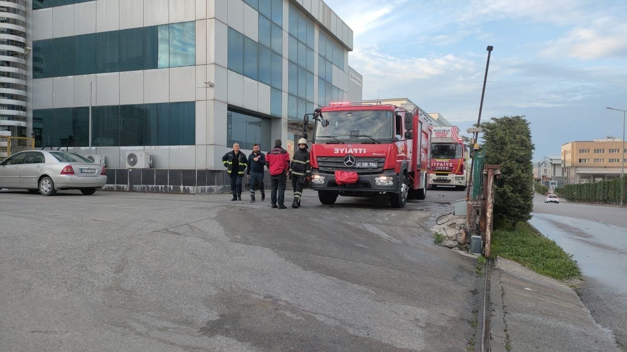Ambalaj fabrikasının bacasından yükselen duman panik oluşturdu