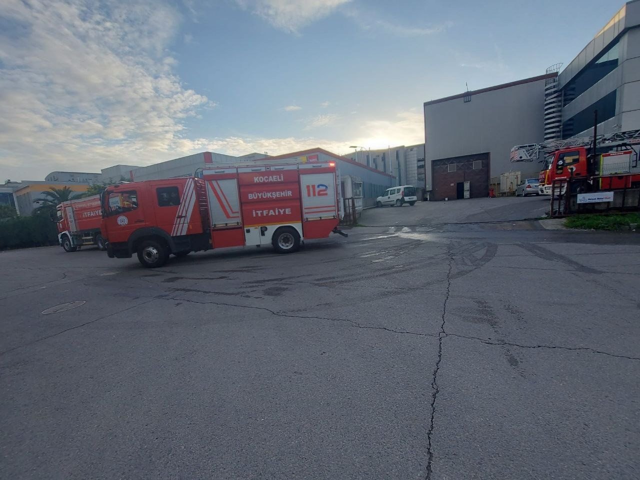 Ambalaj fabrikasının bacasından yükselen duman panik oluşturdu