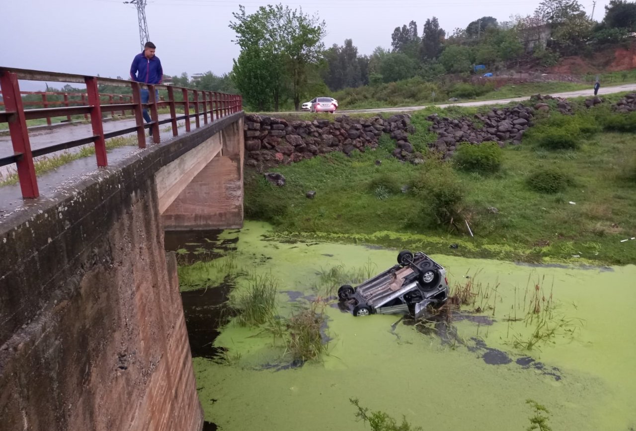 Osmaniye’de hafif ticari araç köprüden uçtu: 2 yaralı