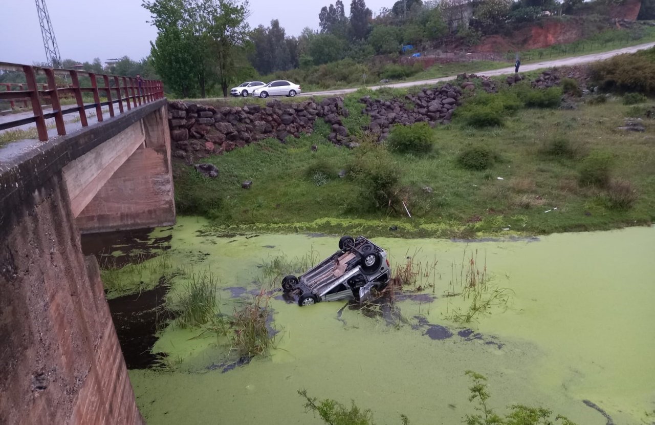 Osmaniye’de hafif ticari araç köprüden uçtu: 2 yaralı