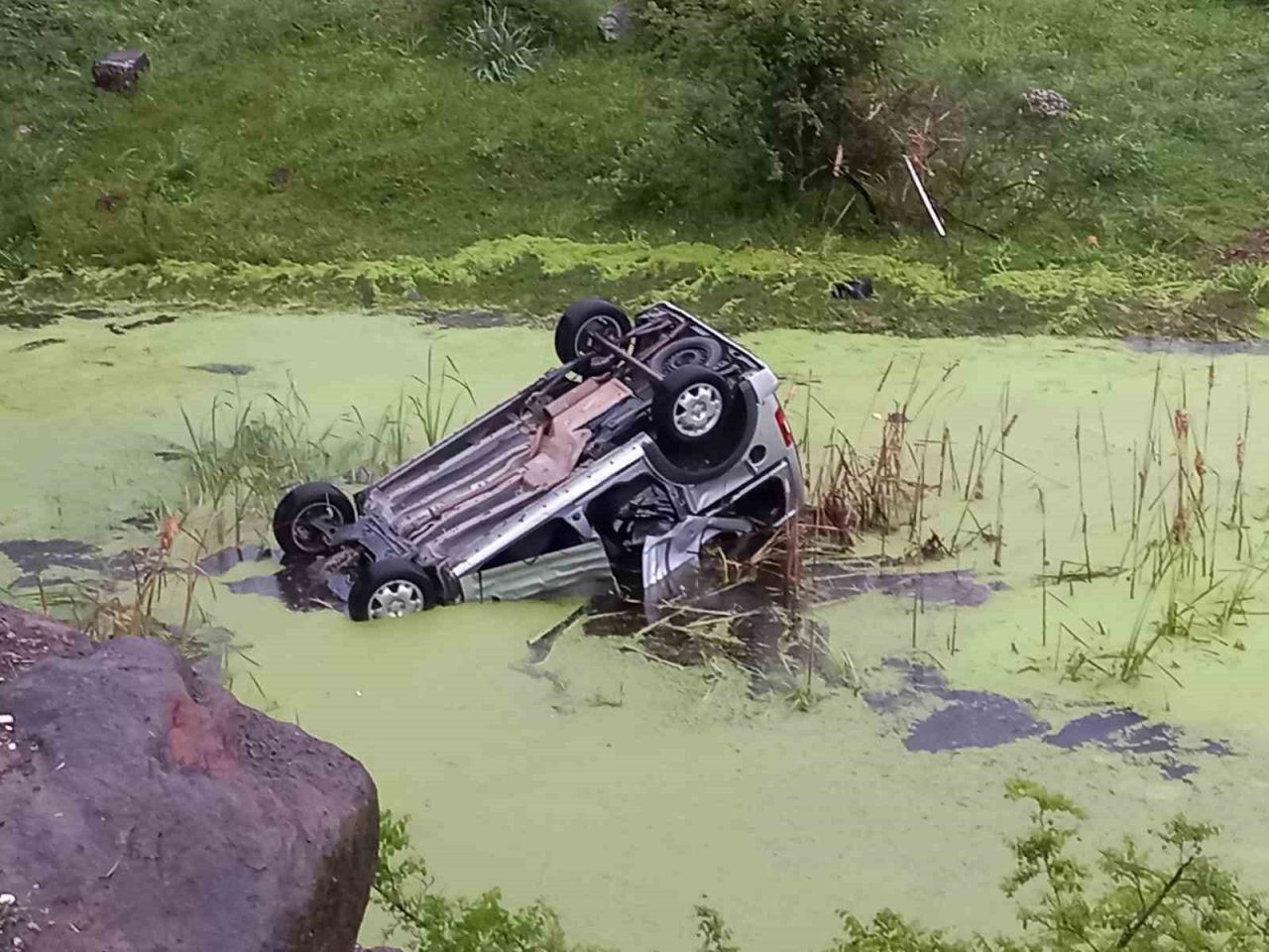 Osmaniye’de hafif ticari araç köprüden uçtu: 2 yaralı