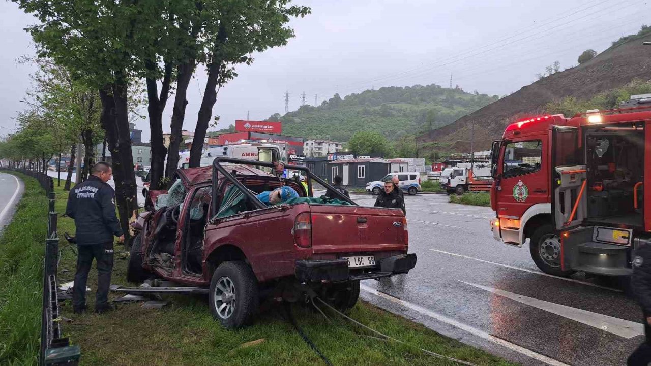 Ağaca çarpıp hurdaya dönen pikaptan sağ çıktılar