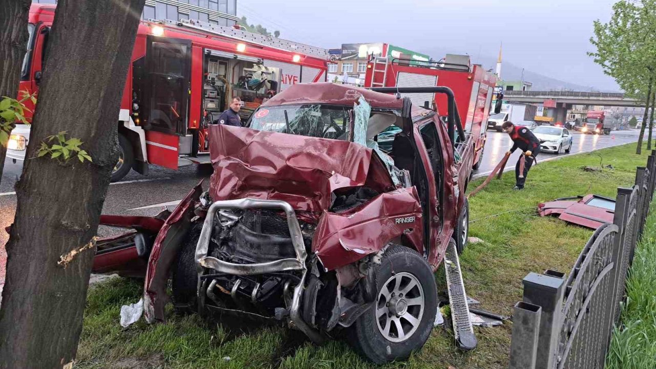 Ağaca çarpıp hurdaya dönen pikaptan sağ çıktılar