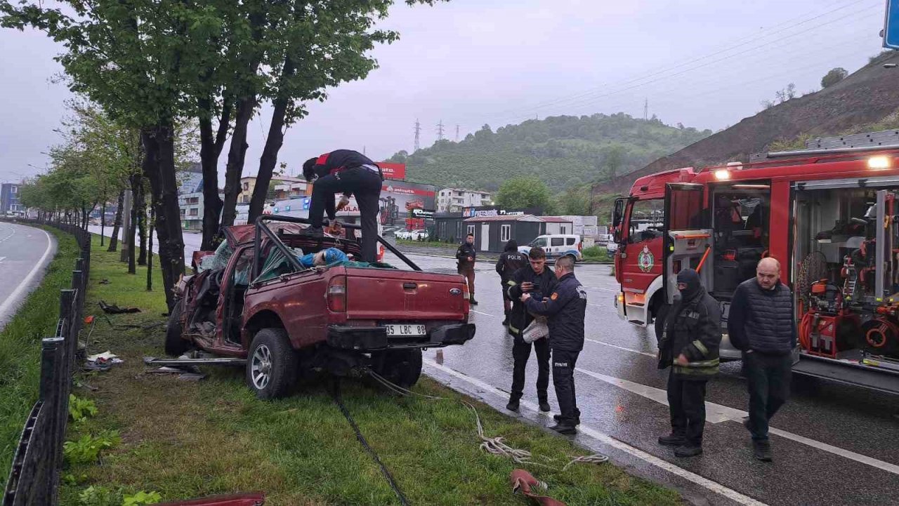 Ağaca çarpıp hurdaya dönen pikaptan sağ çıktılar
