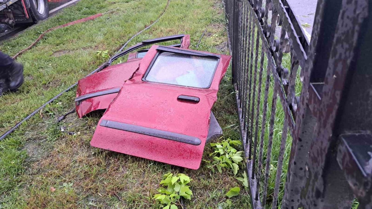 Ağaca çarpıp hurdaya dönen pikaptan sağ çıktılar