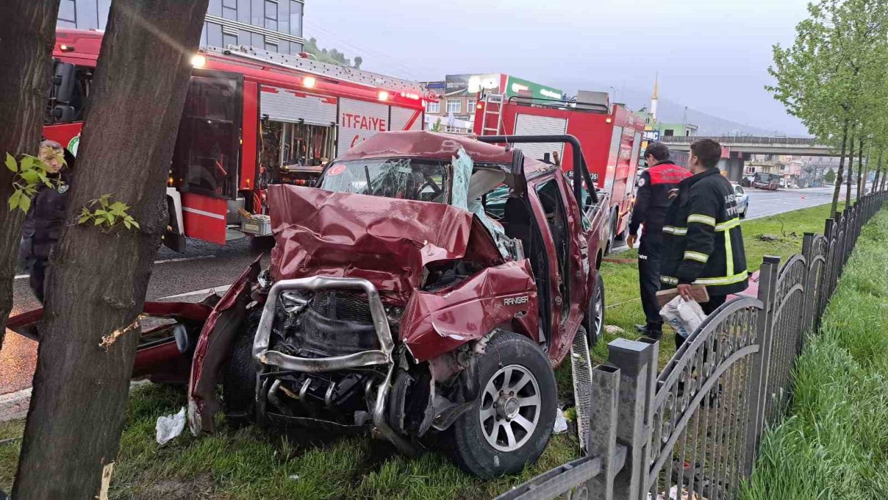 Ağaca çarpıp hurdaya dönen pikaptan sağ çıktılar