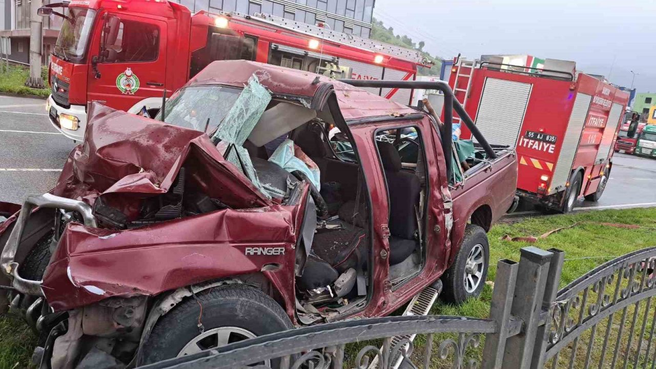 Ağaca çarpıp hurdaya dönen pikaptan sağ çıktılar