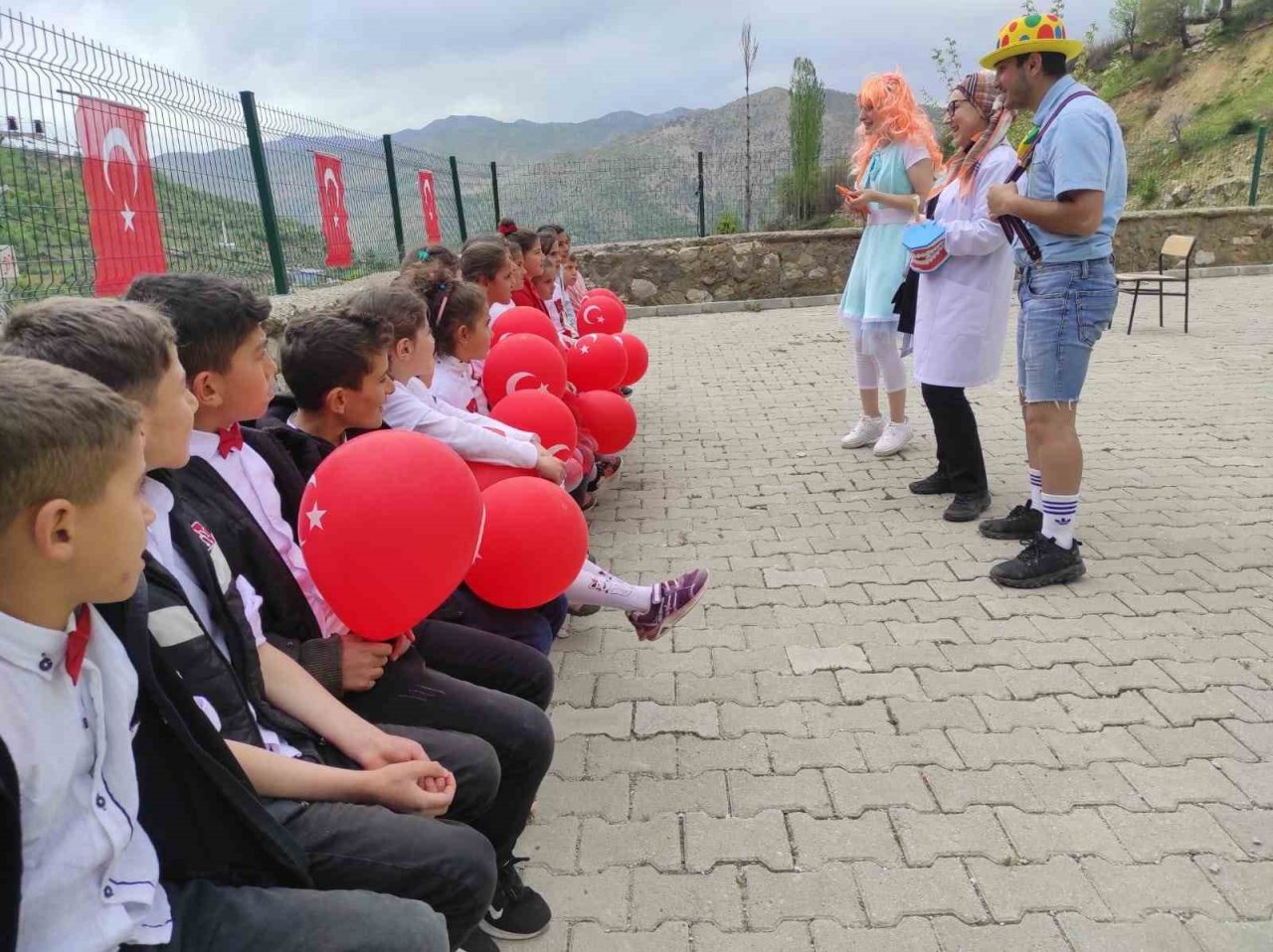 Seyyar tiyatro ekibi köy köy dolaşarak çocukların yüzünü güldürüyor