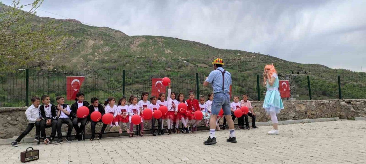 Seyyar tiyatro ekibi köy köy dolaşarak çocukların yüzünü güldürüyor