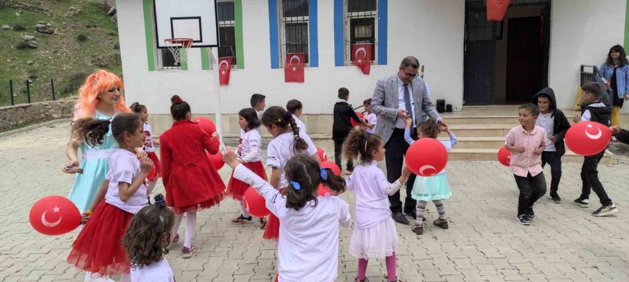 Seyyar tiyatro ekibi köy köy dolaşarak çocukların yüzünü güldürüyor