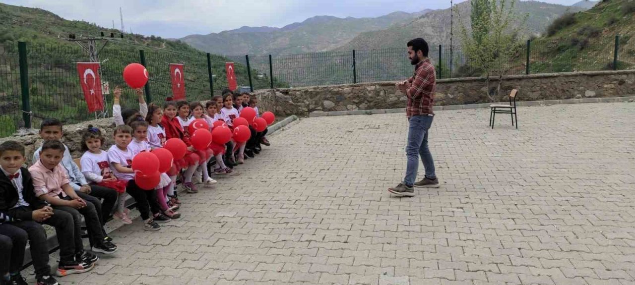 Seyyar tiyatro ekibi köy köy dolaşarak çocukların yüzünü güldürüyor