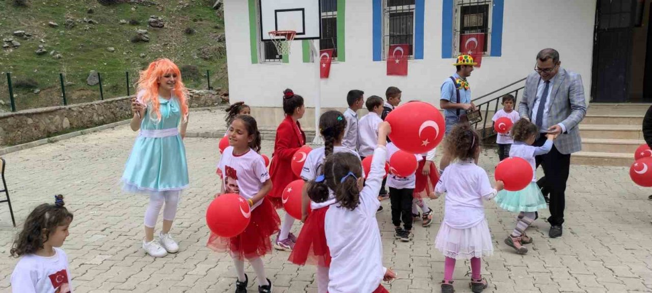 Seyyar tiyatro ekibi köy köy dolaşarak çocukların yüzünü güldürüyor