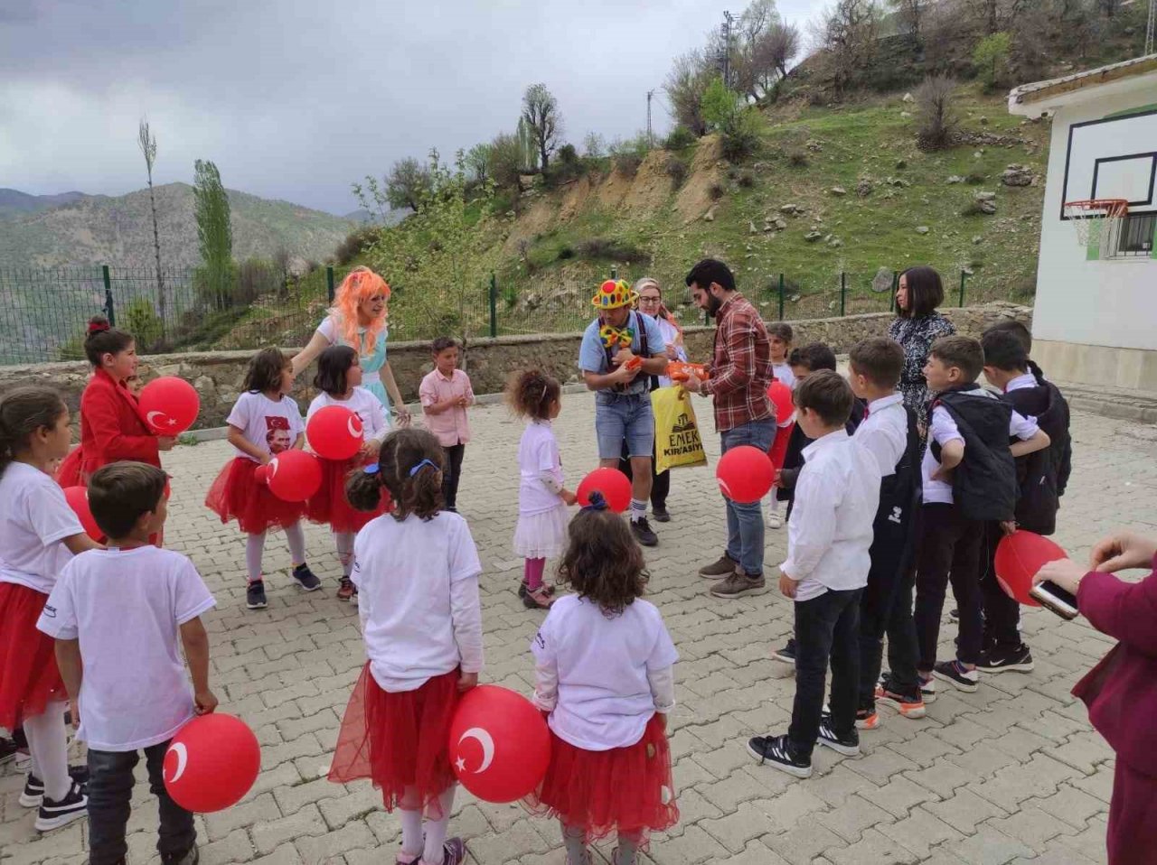 Seyyar tiyatro ekibi köy köy dolaşarak çocukların yüzünü güldürüyor