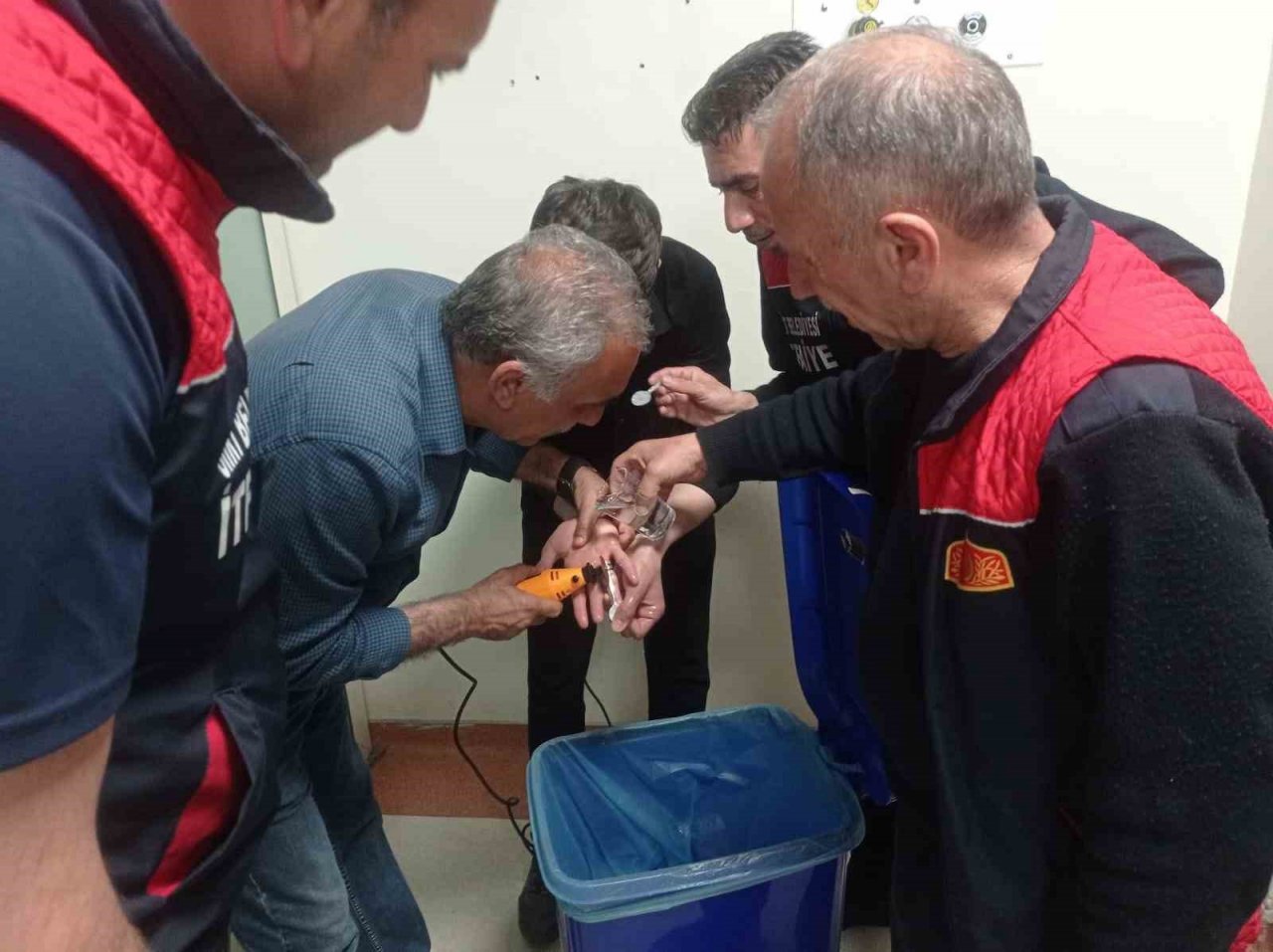 Siirt’te bir gencin parmağına sıkışan yüzük, itfaiye ekiplerince çıkarıldı