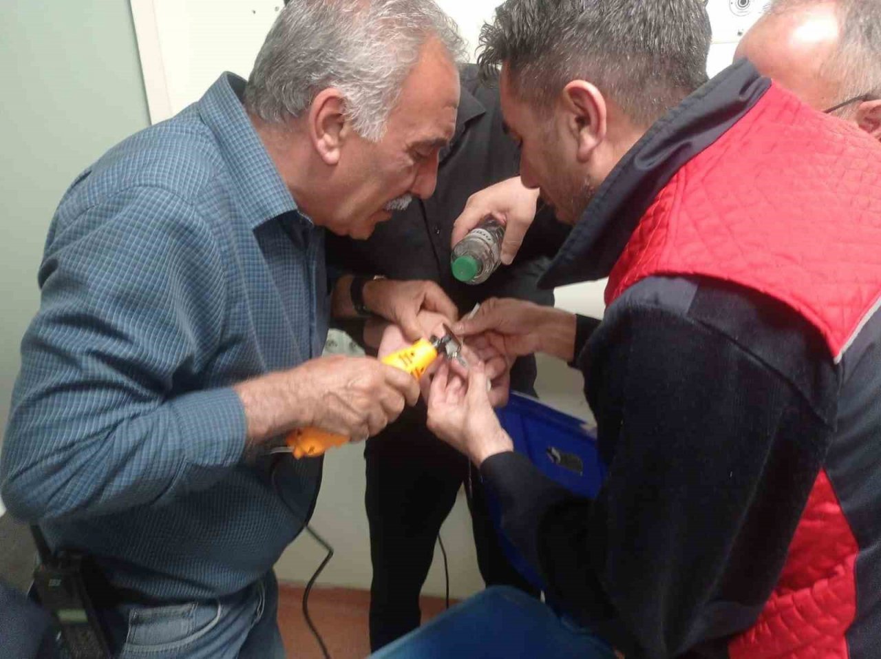 Siirt’te bir gencin parmağına sıkışan yüzük, itfaiye ekiplerince çıkarıldı