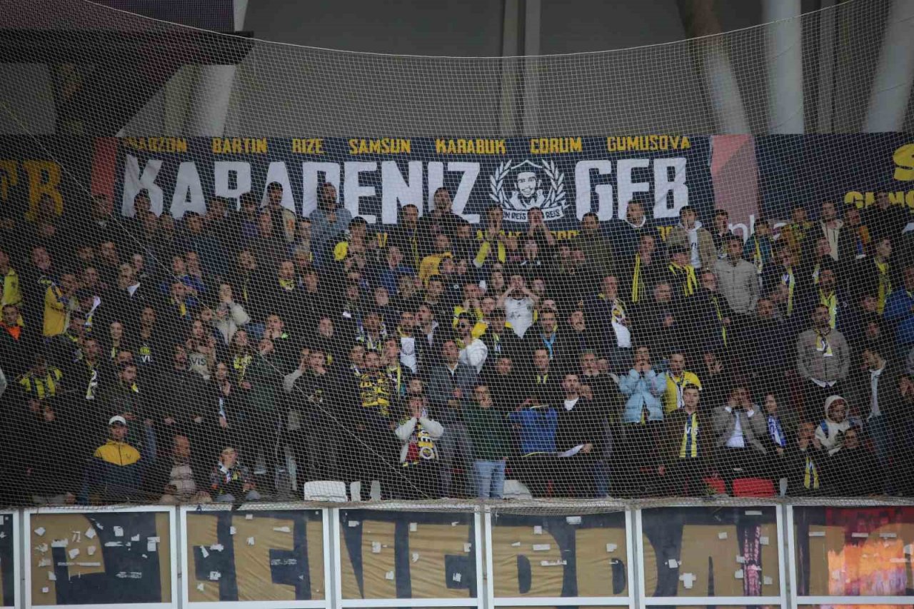 Fenerbahçeli taraftarlar takımını yalnız bırakmadı