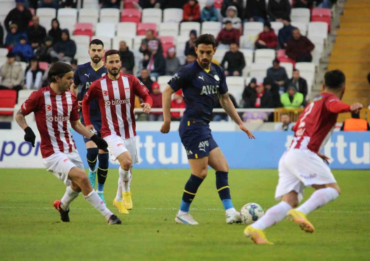 Spor Toto Süper Lig: DG Sivasspor: 0 - Fenerbahçe: 3 (İlk yarı)