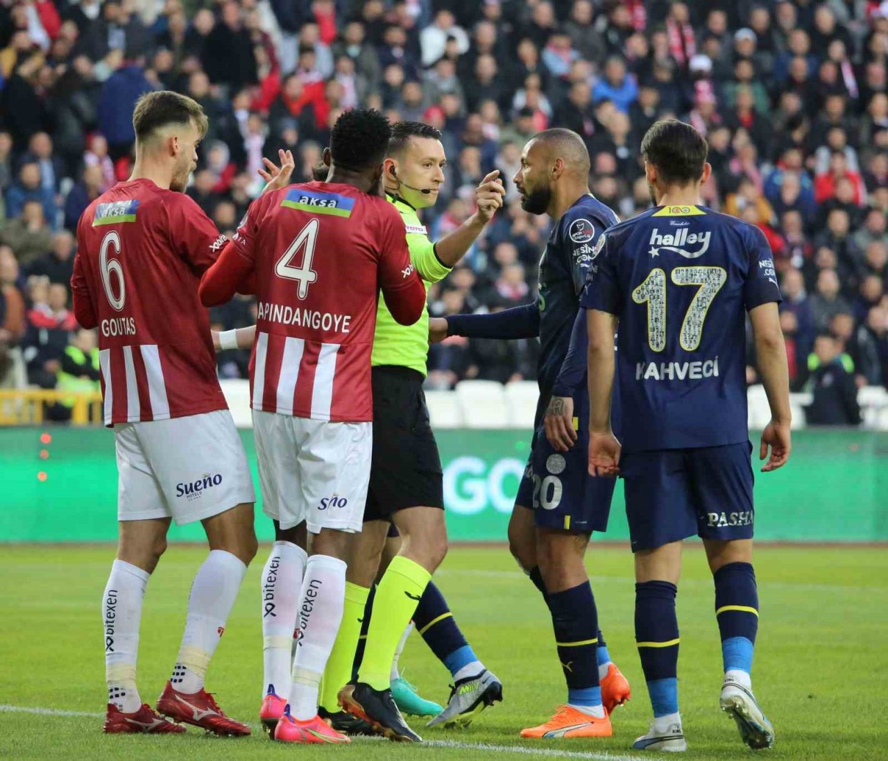 Spor Toto Süper Lig: DG Sivasspor: 0 - Fenerbahçe: 3 (İlk yarı)