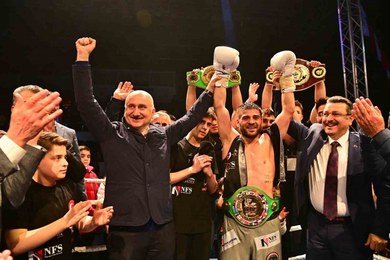 Şampiyon boksöre kemerini Bakan Karaismailoğlu taktı