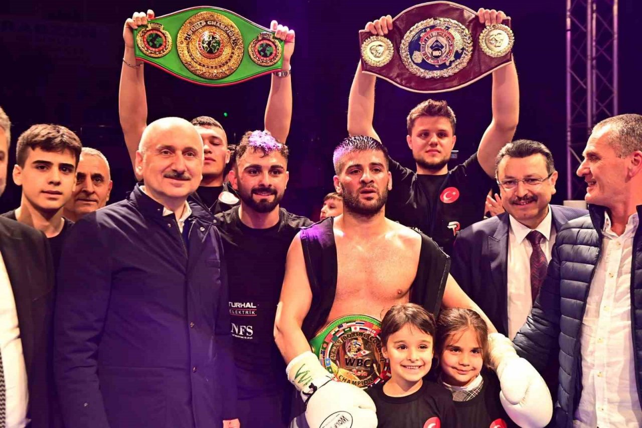 Şampiyon boksöre kemerini Bakan Karaismailoğlu taktı