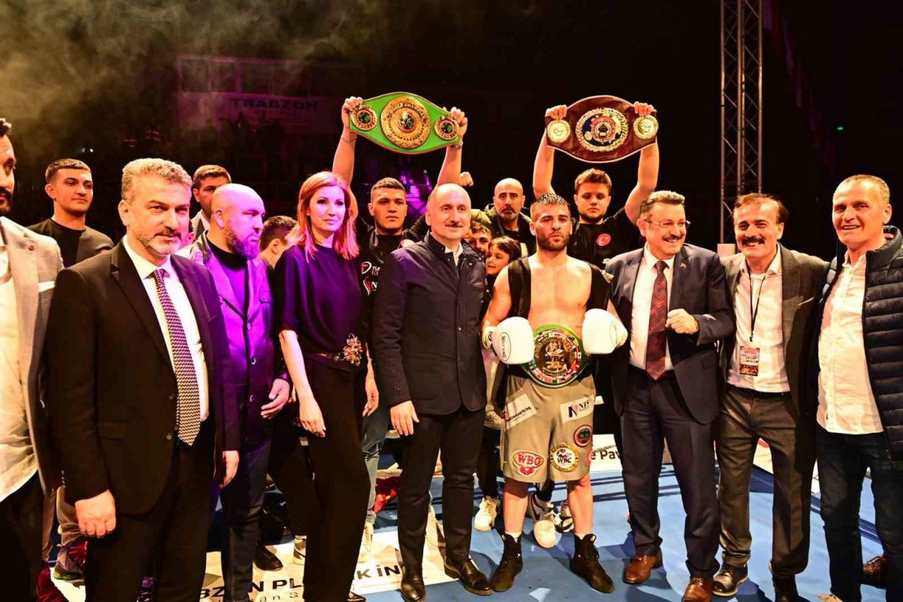 Şampiyon boksöre kemerini Bakan Karaismailoğlu taktı