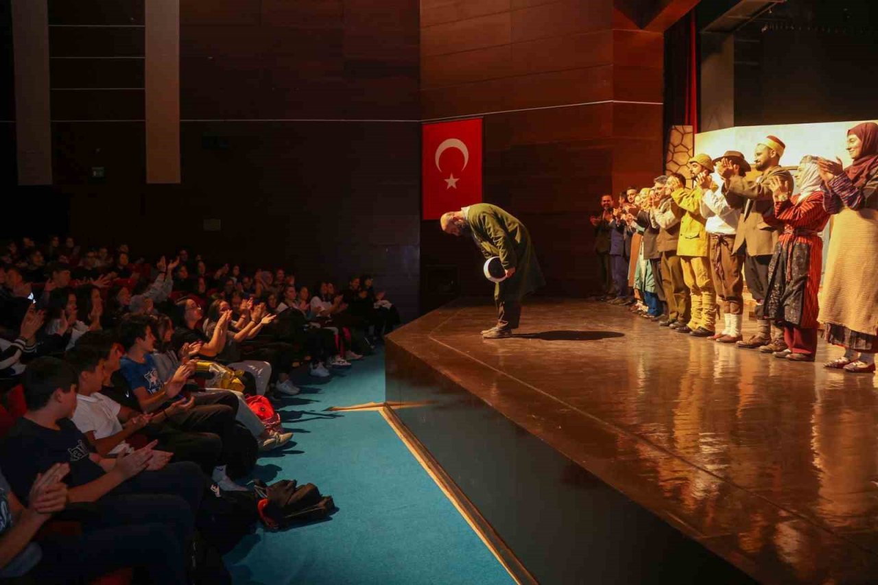 Uşak Şehir Tiyatrosu’na gururlandıran ödül