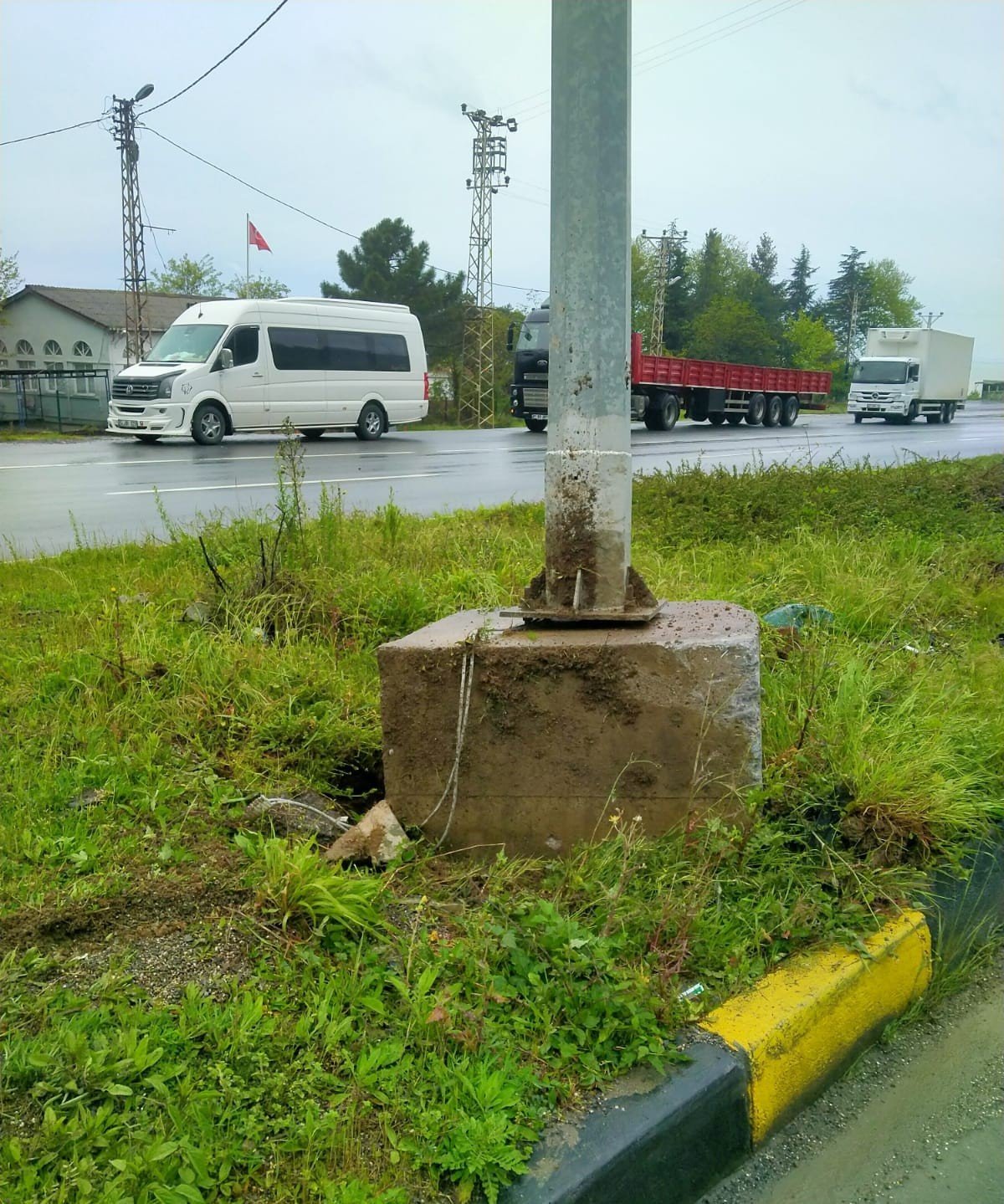 Otomobil elektrik aydınlatma direğine çarptı; 2 kişi yaralı