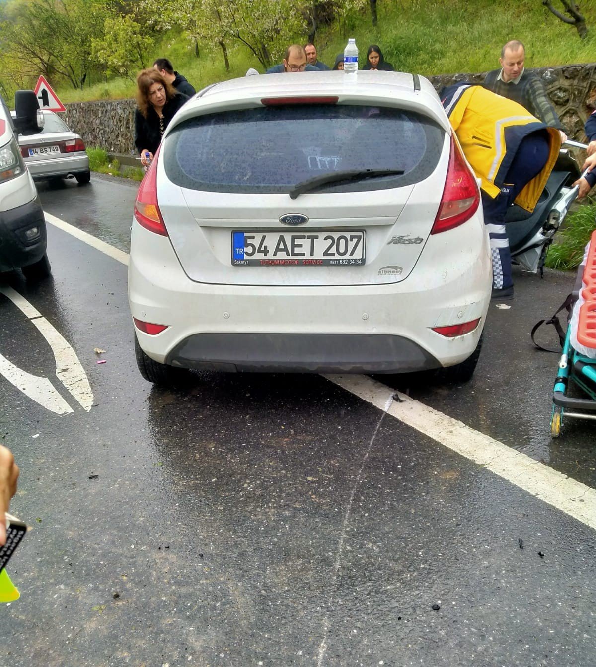 Otomobil elektrik aydınlatma direğine çarptı; 2 kişi yaralı