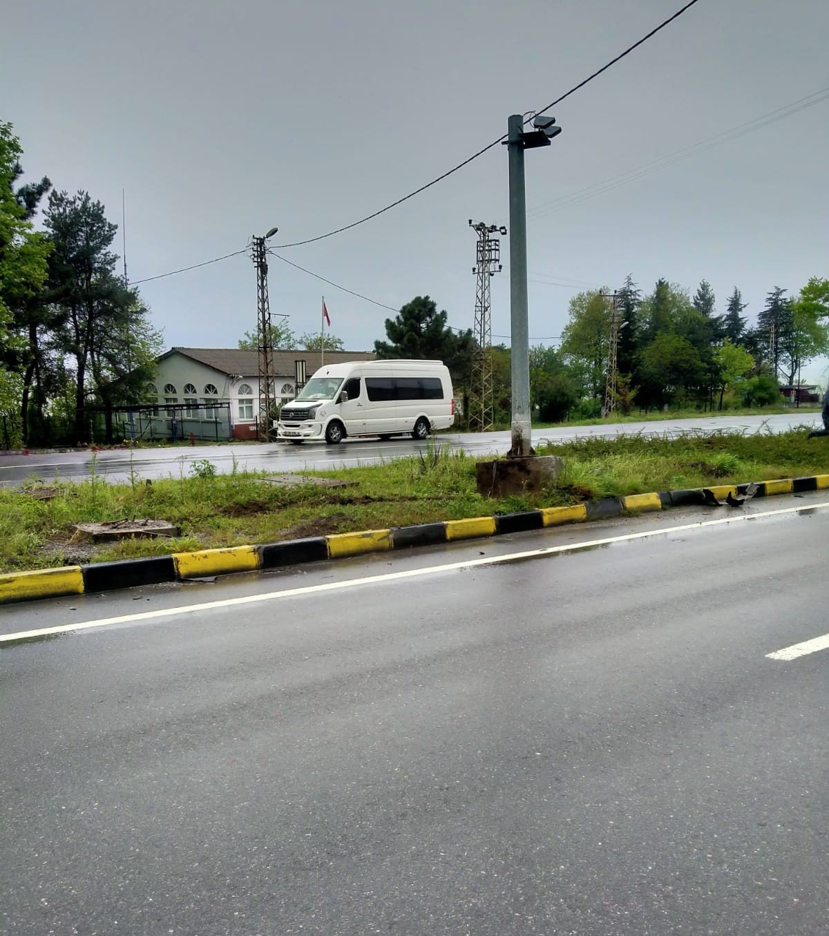 Otomobil elektrik aydınlatma direğine çarptı; 2 kişi yaralı