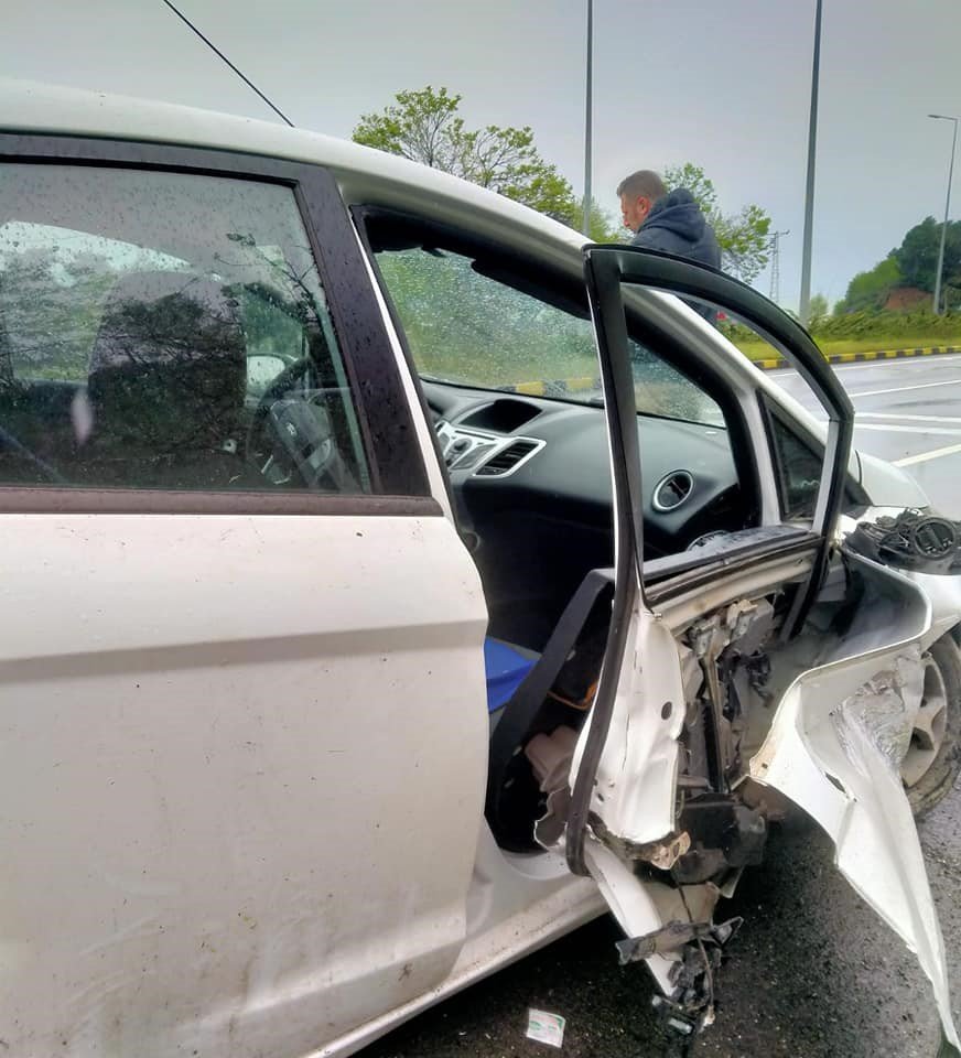 Otomobil elektrik aydınlatma direğine çarptı; 2 kişi yaralı