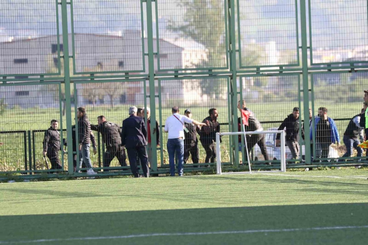 Amatör ligde taraftarlar birbirine girdi