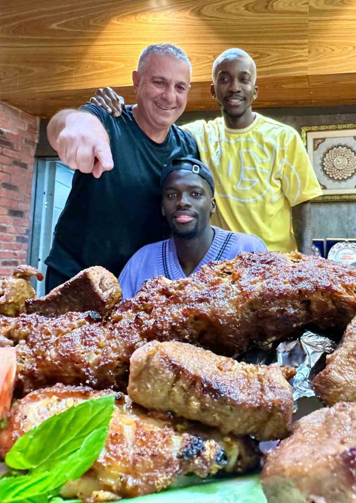 Badou Ndiaye ve Onyekuru’nun kebap keyfi