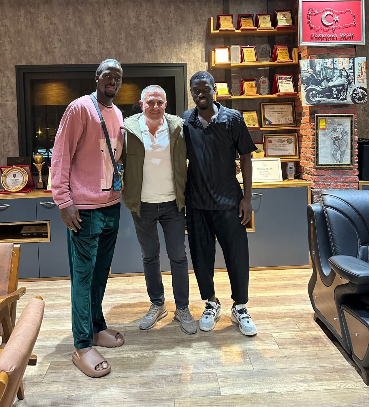 Badou Ndiaye ve Onyekuru’nun kebap keyfi