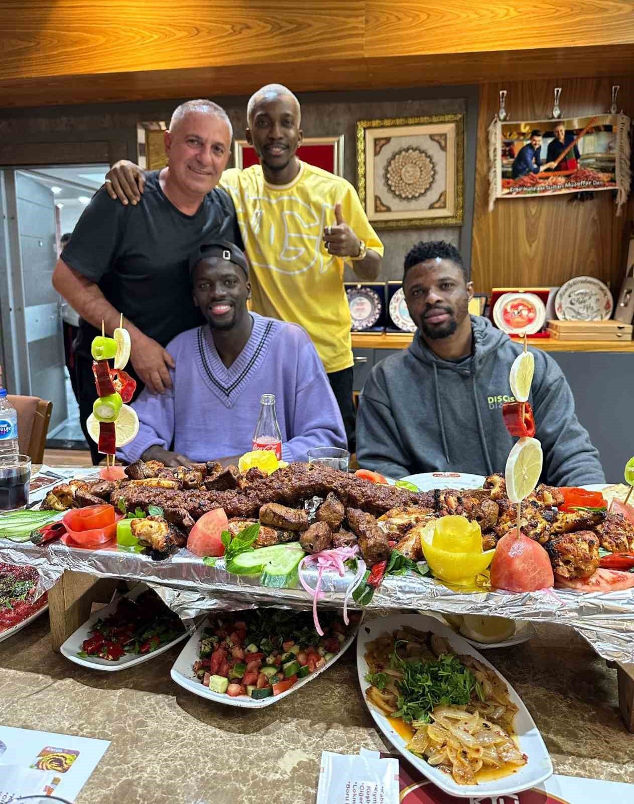 Badou Ndiaye ve Onyekuru’nun kebap keyfi