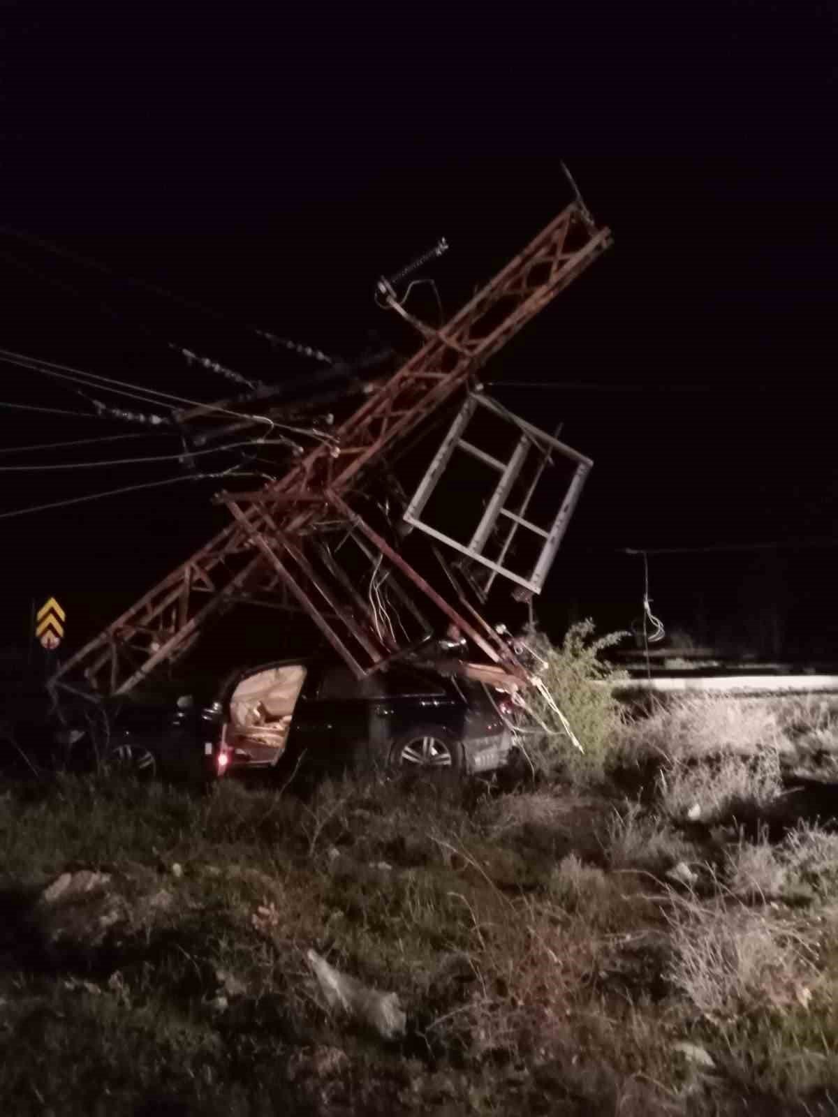 Ehliyetsiz sürücünün çarptığı elektrik direği aracın üzerine devrildi, 3 kişi yaralandı