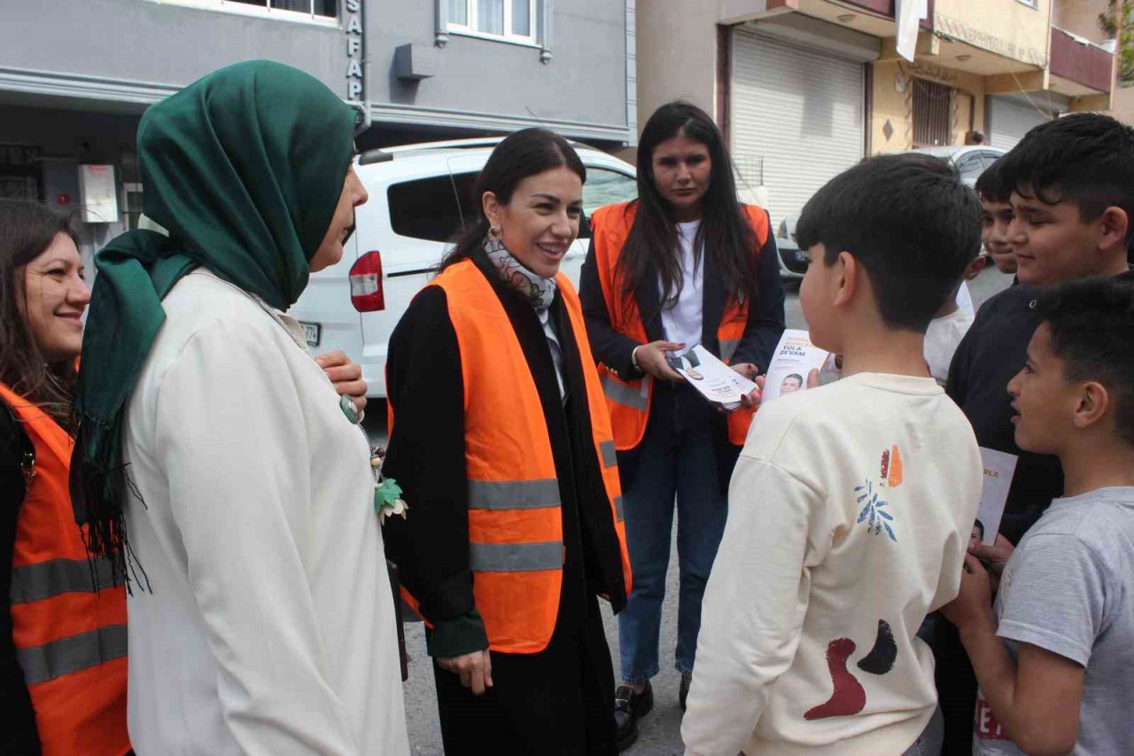 AK Partili kadın aday, seçim kampanyasını kendi kullandığı aracıyla yapıyor