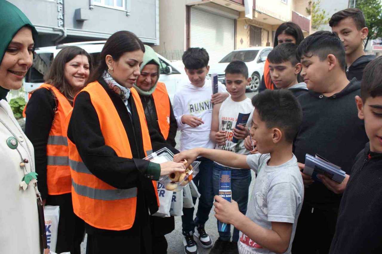 AK Partili kadın aday, seçim kampanyasını kendi kullandığı aracıyla yapıyor