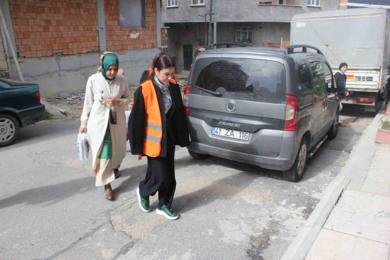 AK Partili kadın aday, seçim kampanyasını kendi kullandığı aracıyla yapıyor