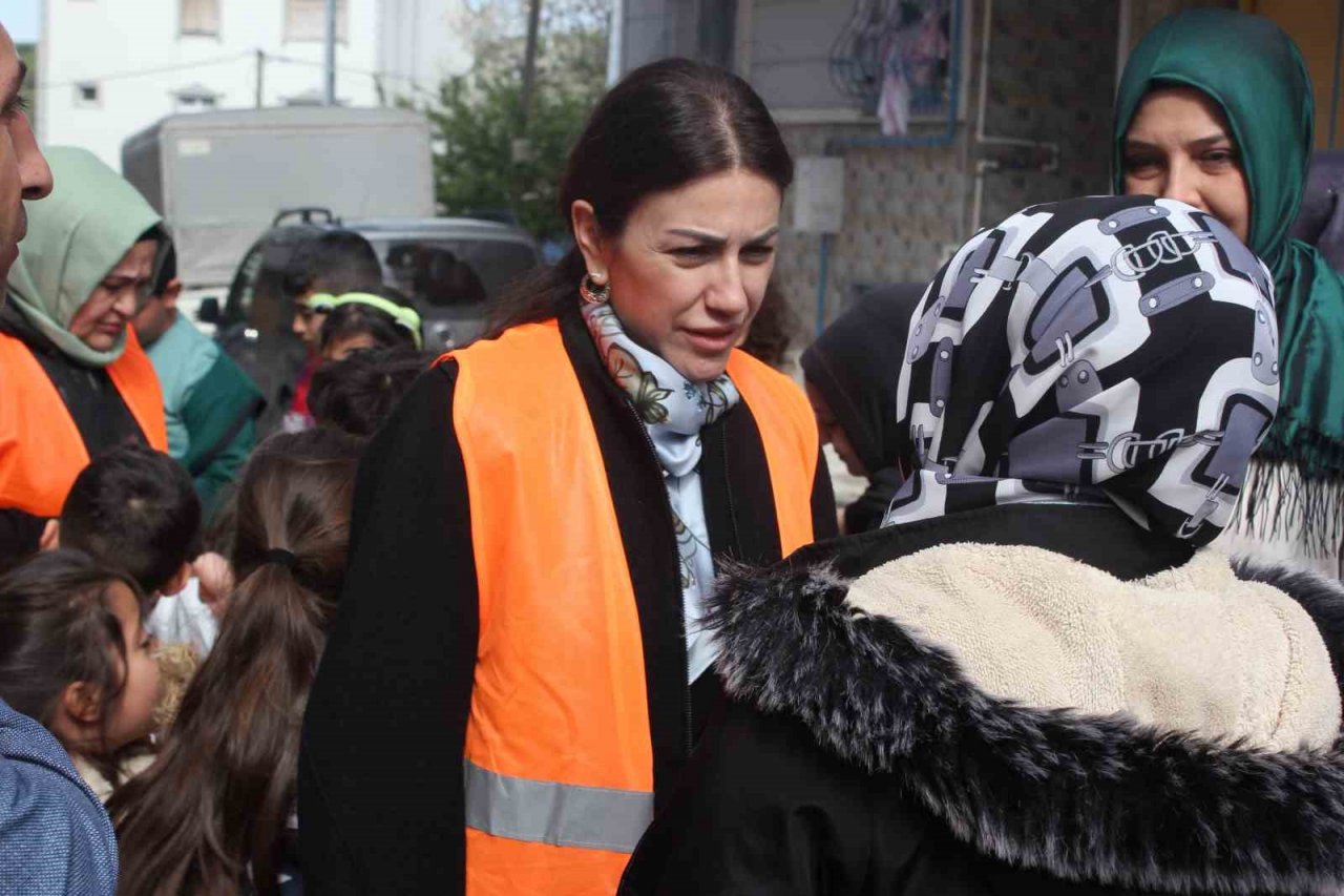 AK Partili kadın aday, seçim kampanyasını kendi kullandığı aracıyla yapıyor