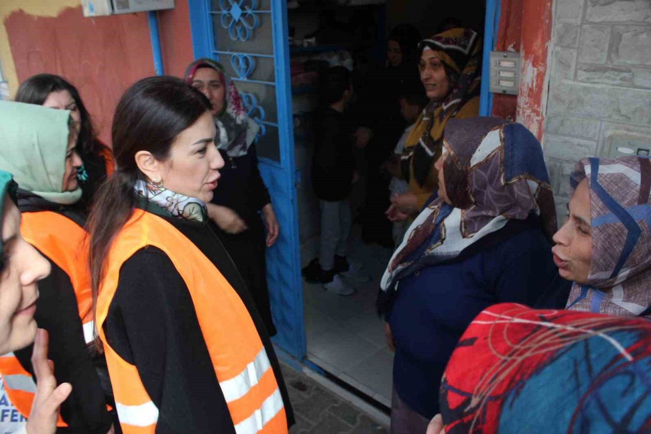 AK Partili kadın aday, seçim kampanyasını kendi kullandığı aracıyla yapıyor