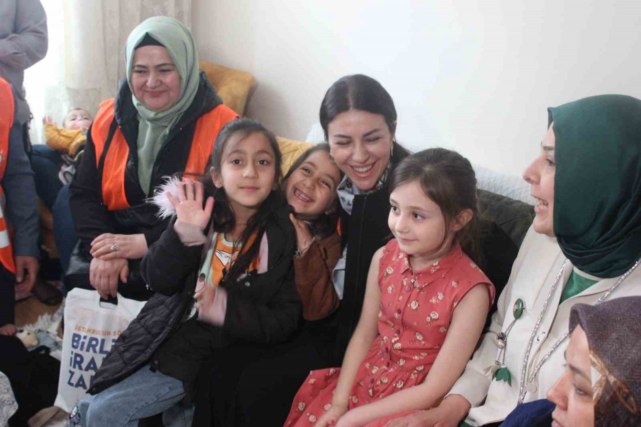 AK Partili kadın aday, seçim kampanyasını kendi kullandığı aracıyla yapıyor