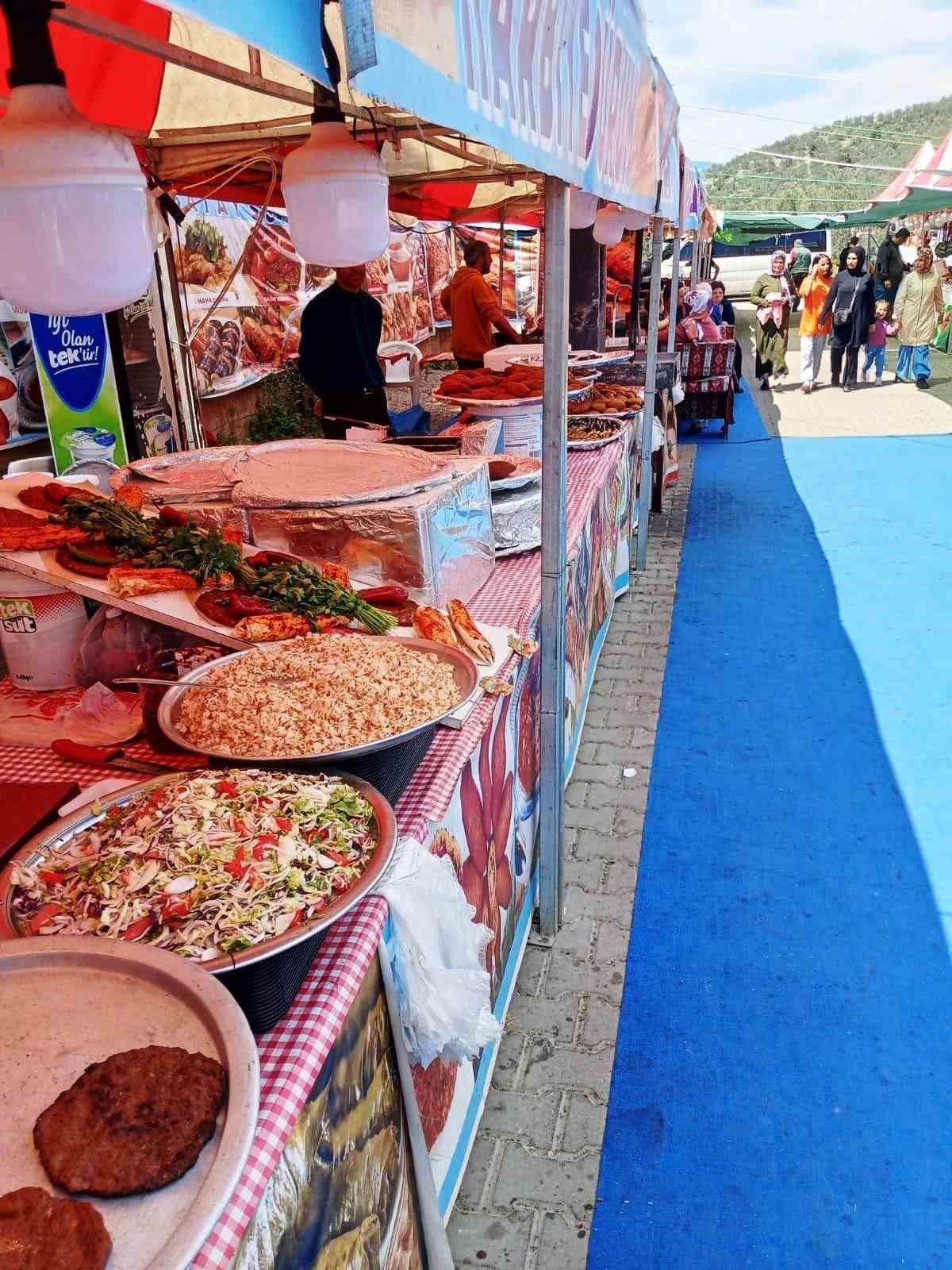 Ayvalık’ta depremzede esnaflardan damak lezzeti festivali