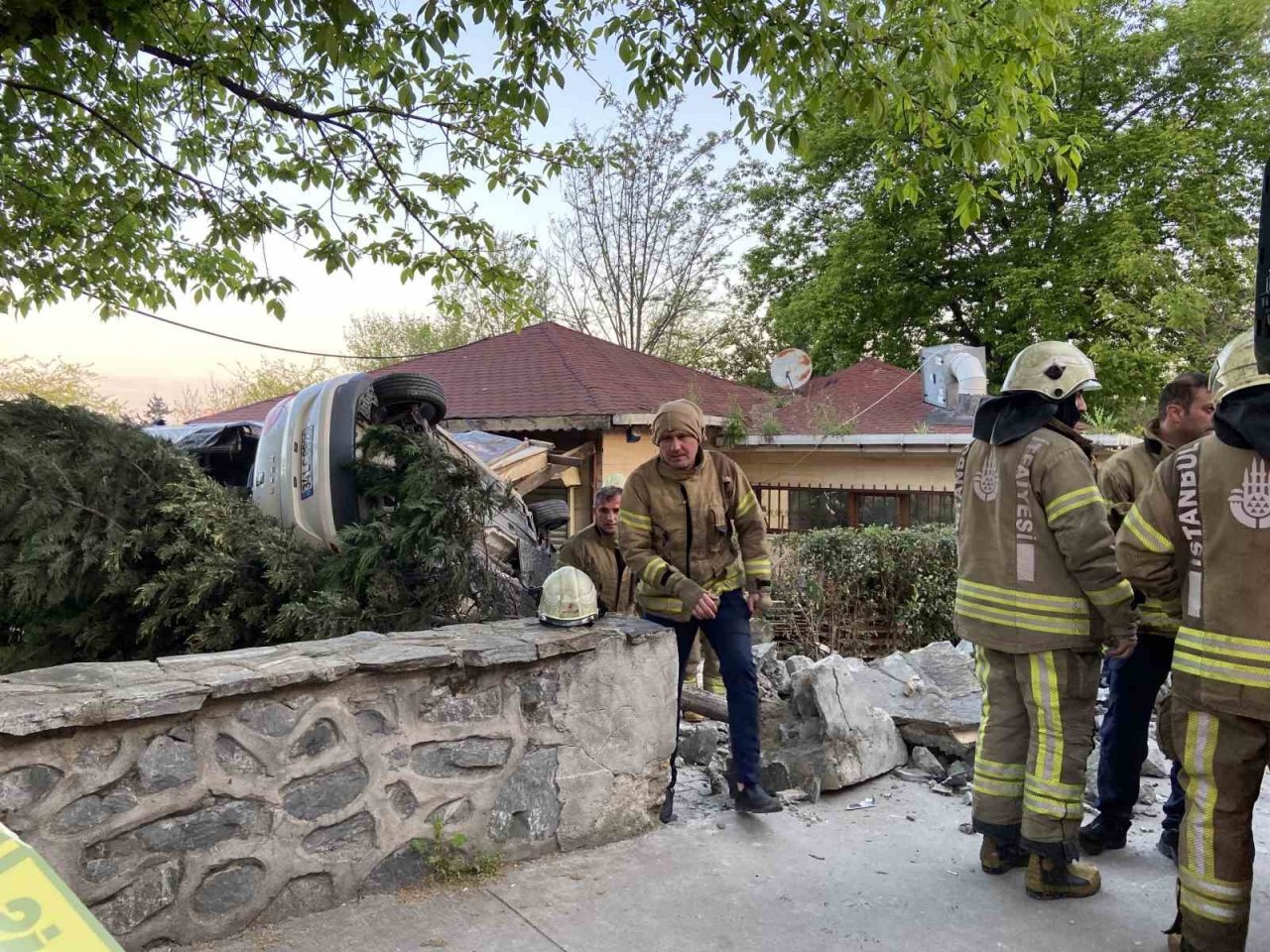 Bahçelievler’de otomobil kafenin bahçesine uçtu: 1 ağır yaralı