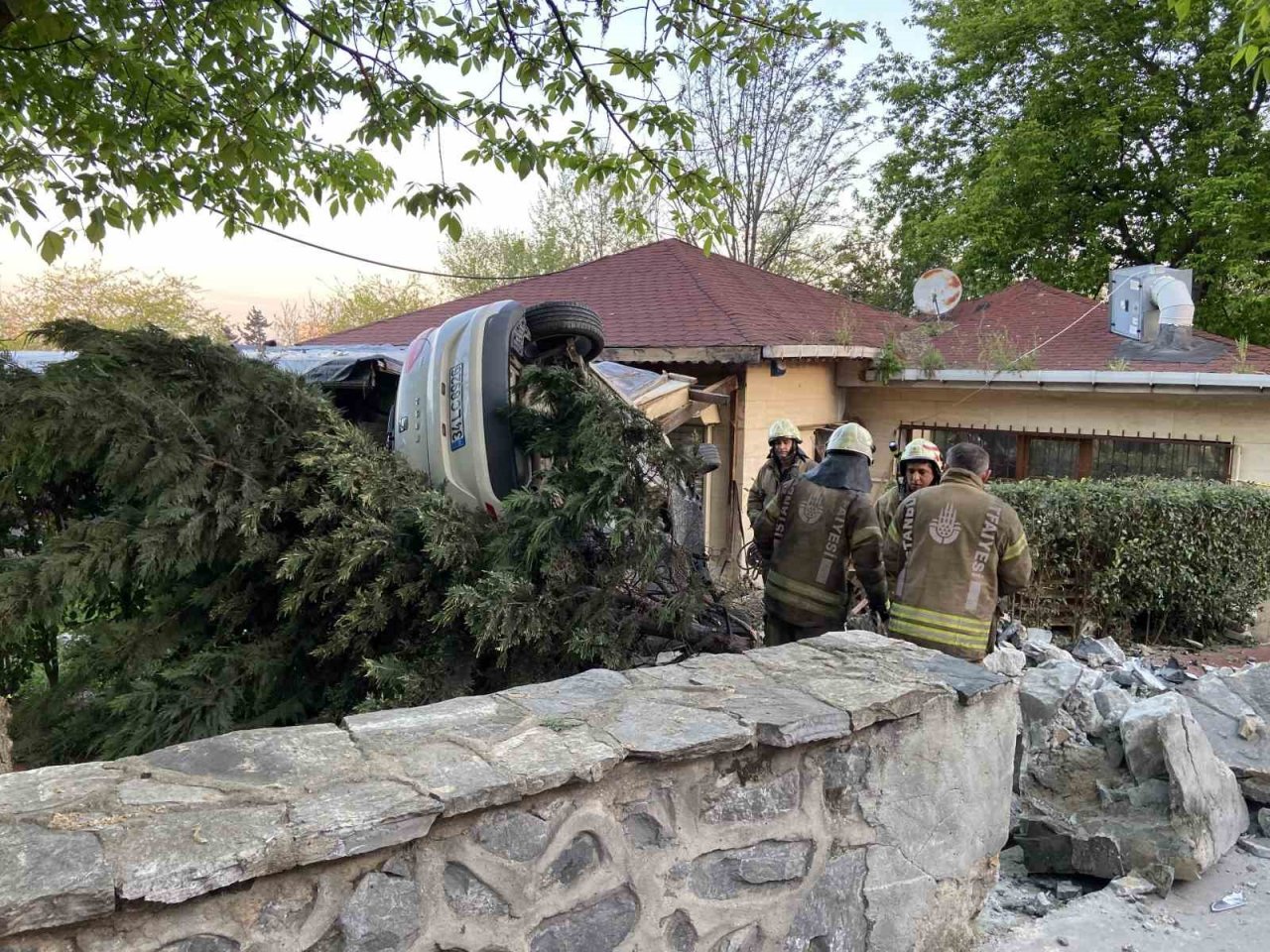 Bahçelievler’de otomobil kafenin bahçesine uçtu: 1 ağır yaralı